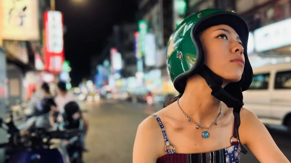 左撇子女孩 背景图